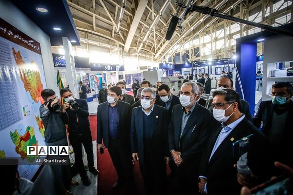 بازدید وزیر آموزش و پرورش از نمایشگاه دستاوردهای جهاد دانشگاهی