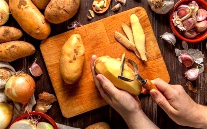 پوست سیب‌زمینی را دور نیندازید؛ وعده غذایی است