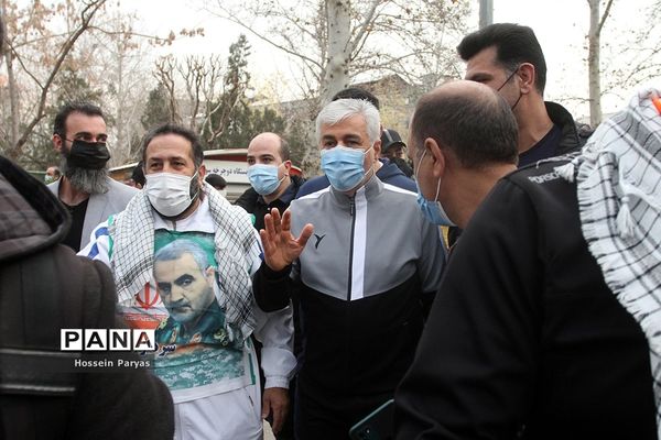 پیاده‌روی خانوادگی از میدان ولی‌عصر تا پاک لاله