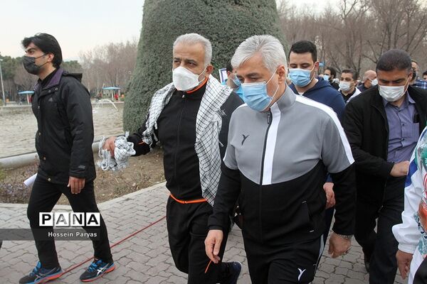 پیاده‌روی خانوادگی از میدان ولی‌عصر تا پاک لاله