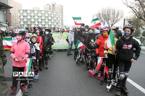 پیاده‌روی خانوادگی از میدان ولی‌عصر تا پاک لاله