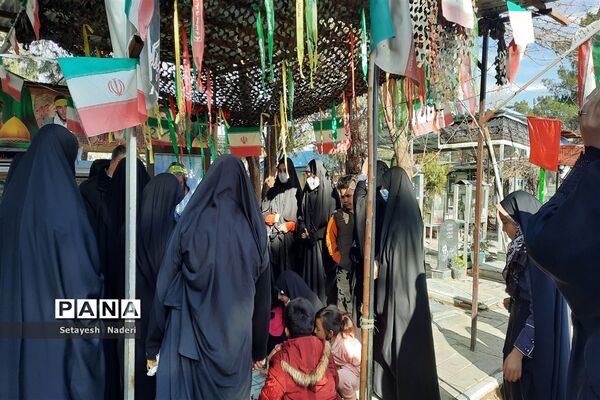 غبارروبی مزار شهدا با حضور دانش‌آموزان بسیجی در قرچک