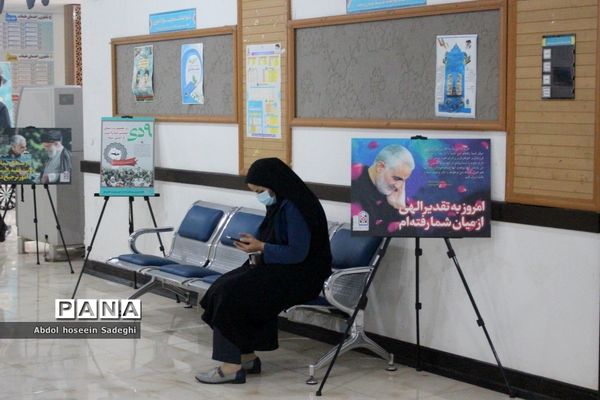 نمایشگاه عکس شهید سپهبد حاج قاسم سلیمانی در اداره‌کل آموزش و پرورش استان بوشهر