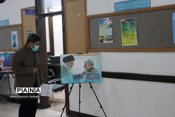 نمایشگاه عکس شهید سپهبد حاج قاسم سلیمانی در اداره‌کل آموزش و پرورش استان بوشهر