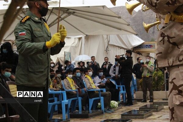 حضور تشکلات دانش‌آموزی در گلزار شهدا کرمان