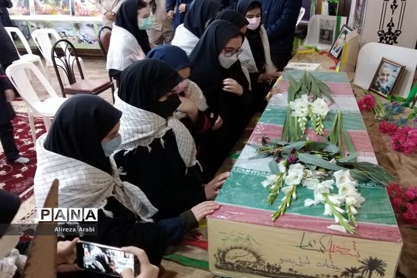 وداع دانش‌آموزان با پیکر شهید گمنام