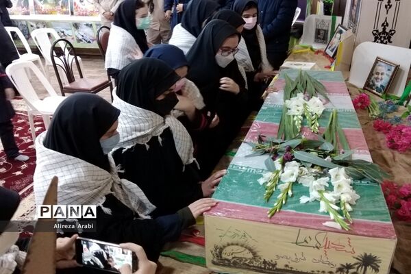 وداع دانش‌آموزان با پیکر شهید گمنام