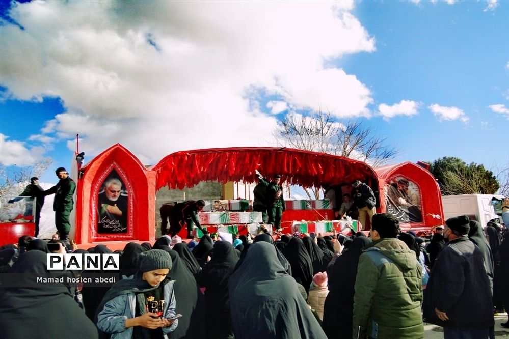 تشییع پیکر شهدای تازه تفحص شده دوران هشت سال دفاع مقدس در چرمهین استان اصفهان