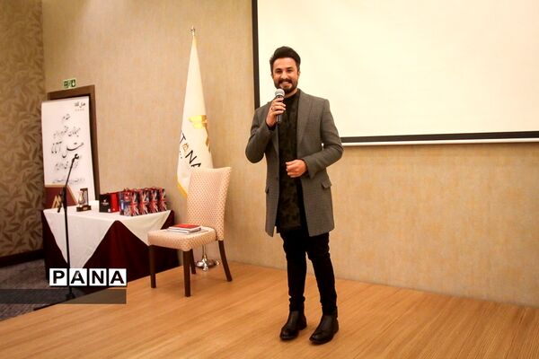 افتتاحیه فیلم دختری با لباس ارغوانی