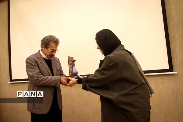 افتتاحیه فیلم دختری با لباس ارغوانی