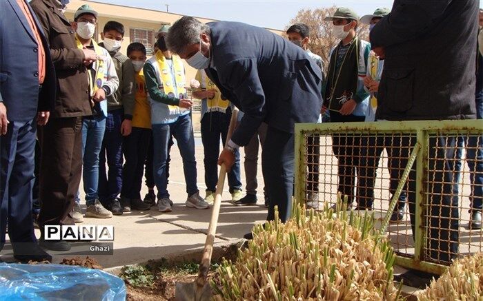 غرس یک اصله نهال توسطه مدیر آموزش و پرورش نیشابور در دبیرستان نمونه رستگار
