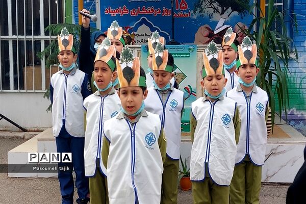 مراسم روز درختکاری در شهرستان قرچک مدرسه علم‌ و‌ ادب با شعار هر دانش‌آموز یک نهال