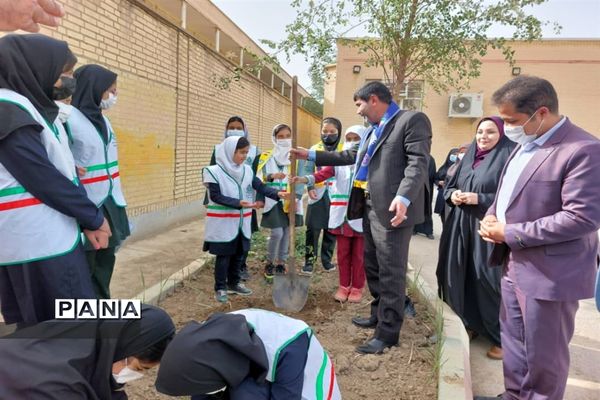 کاشتن نهال در روز درختکاری در مدارس حمیدیه
