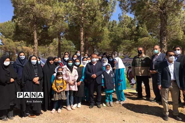 با حضور مسئولان آموزش و پرورش آباده  اجرای پویش ایران سر سبز