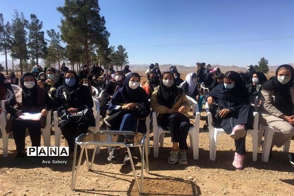 با حضور مسئولان آموزش و پرورش آباده  اجرای پویش ایران سر سبز