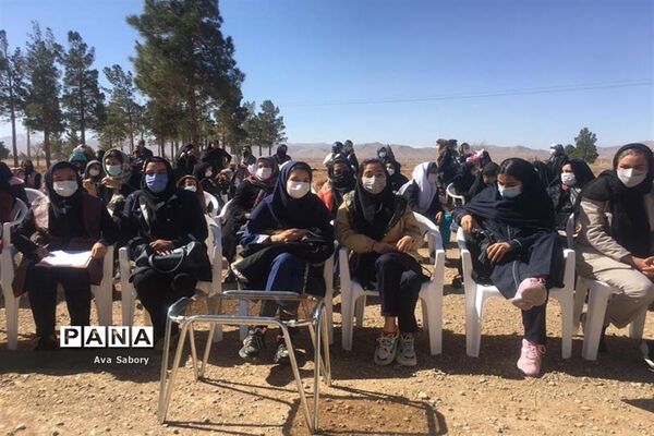 با حضور مسئولان آموزش و پرورش آباده  اجرای پویش ایران سر سبز