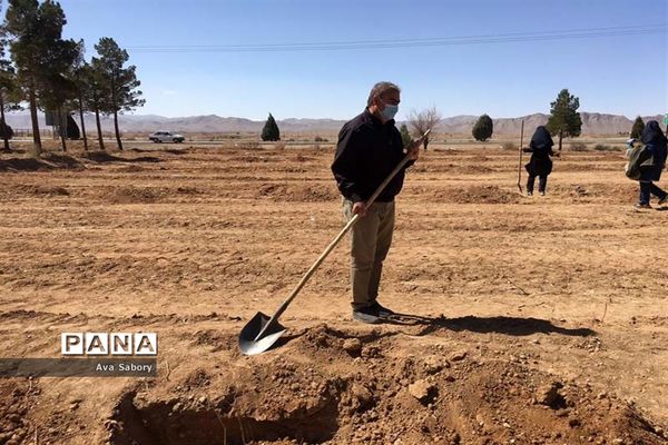 با حضور مسئولان آموزش و پرورش آباده  اجرای پویش ایران سر سبز