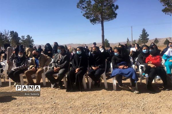 با حضور مسئولان آموزش و پرورش آباده  اجرای پویش ایران سر سبز
