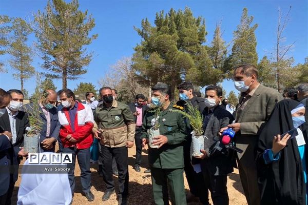 با حضور مسئولان آموزش و پرورش آباده  اجرای پویش ایران سر سبز