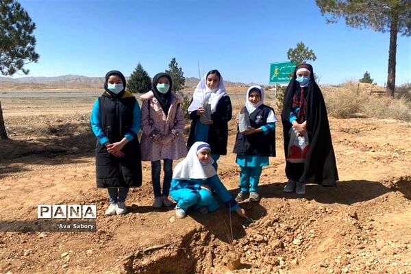 با حضور مسئولان آموزش و پرورش آباده  اجرای پویش ایران سر سبز