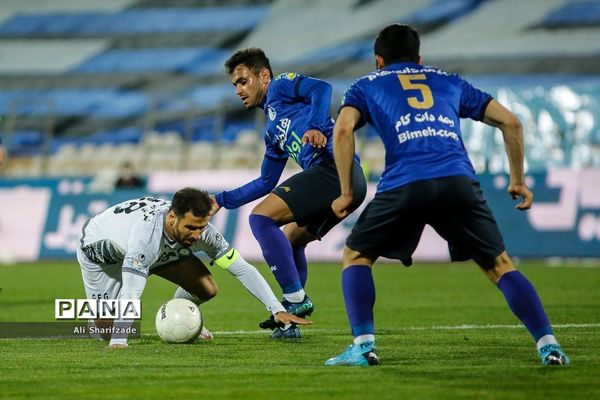 دیدار تیم‌های تیم استقلال و گل‌گهر