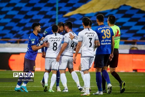 دیدار تیم‌های تیم استقلال و گل‌گهر