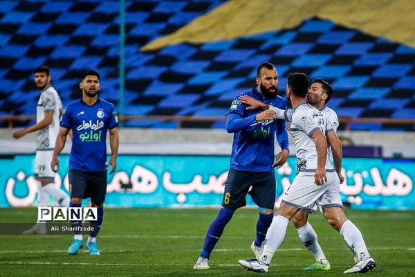 دیدار تیم‌های تیم استقلال و گل‌گهر