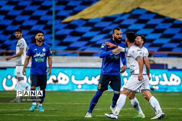دیدار تیم‌های تیم استقلال و گل‌گهر