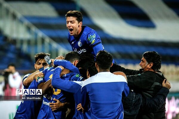 دیدار تیم‌های تیم استقلال و گل‌گهر