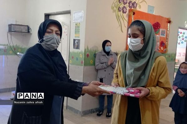 تقدیر از برگزیدگان مسابقات قرآن در سطح منطقه در آموزش و پرورش رودهن‌