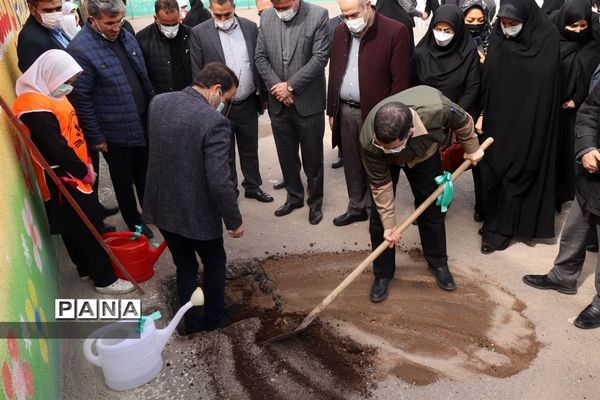 کاشت نهال میوه در روز درختکاری