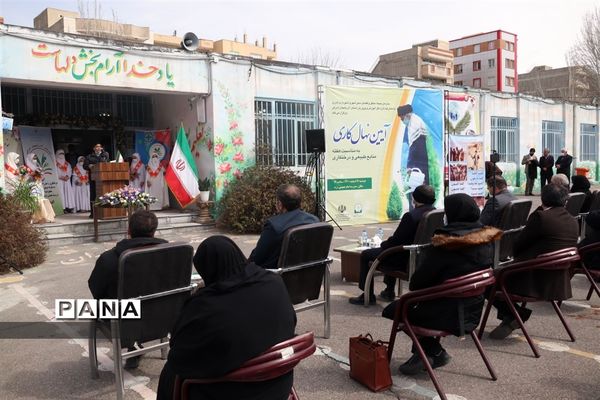 کاشت نهال میوه در روز درختکاری