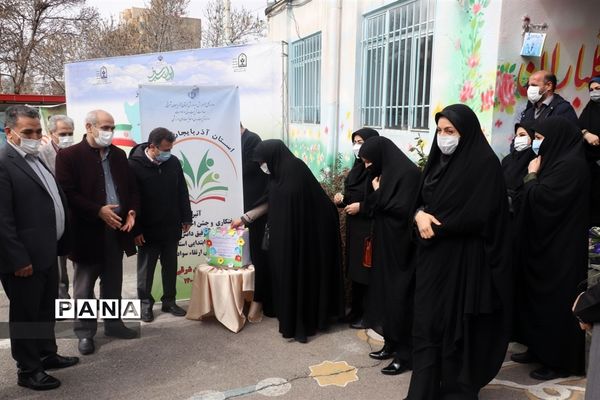 کاشت نهال میوه در روز درختکاری