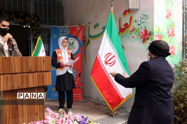 کاشت نهال میوه در روز درختکاری