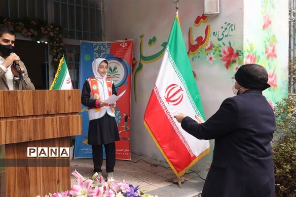 کاشت نهال میوه در روز درختکاری