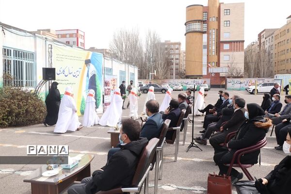 کاشت نهال میوه در روز درختکاری