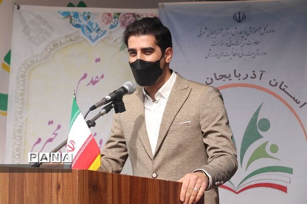 کاشت نهال میوه در روز درختکاری