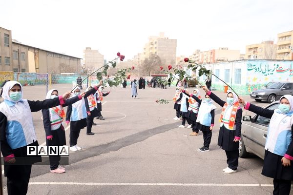 کاشت نهال میوه در روز درختکاری