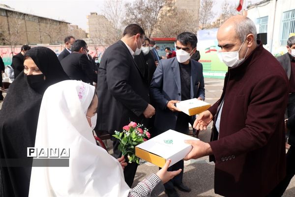 کاشت نهال میوه در روز درختکاری