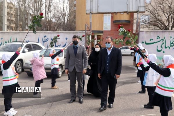 کاشت نهال میوه در روز درختکاری