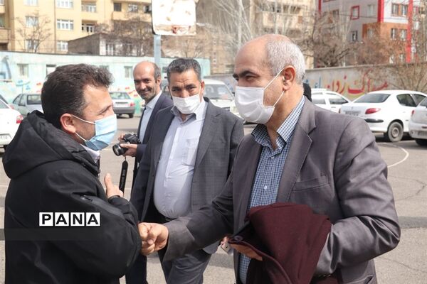 کاشت نهال میوه در روز درختکاری