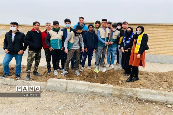 کاشت نهال در مراتع جوزک مانه و سملقان