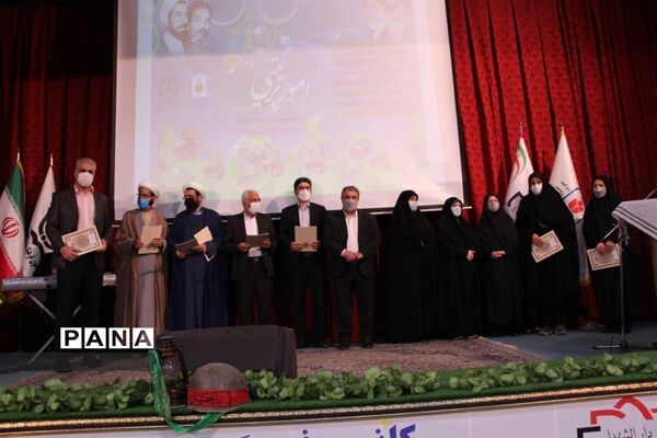 تجلیل از طلیعه‌داران حوزه پرورشی در منطقه ۱۷