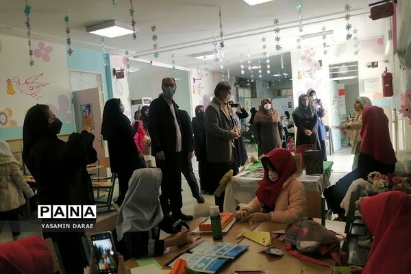 برگزاری نمایشگاه فرهنگی هنری در دبستان دخترانه نرگس پردیس