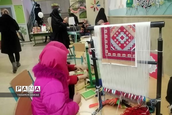 برگزاری نمایشگاه فرهنگی هنری در دبستان دخترانه نرگس پردیس