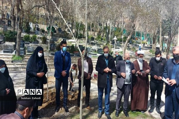 کاشت درخت به نیابت از شهیدان در رودهن