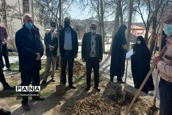 کاشت درخت به نیابت از شهیدان در رودهن