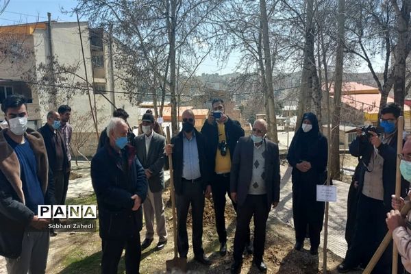 کاشت درخت به نیابت از شهیدان در رودهن