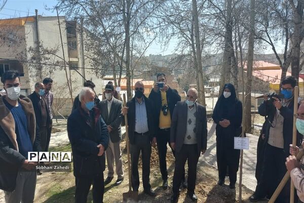 کاشت درخت به نیابت از شهیدان در رودهن