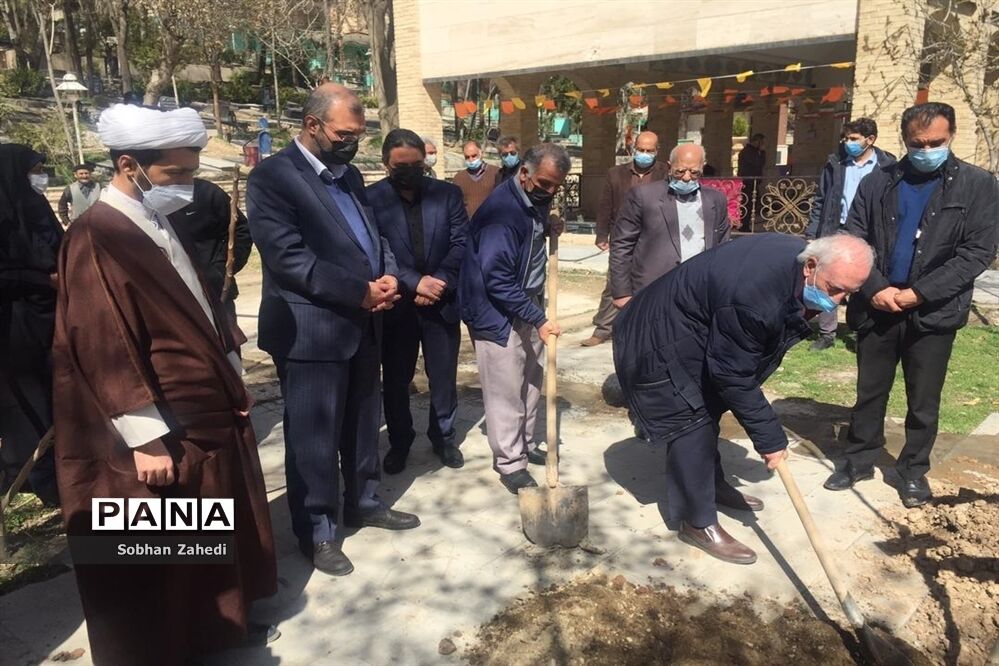 کاشت درخت به نیابت از شهیدان در رودهن